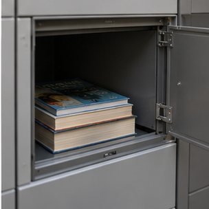 Wizualizacja koncepcyjna: Książkomat przy bibliotece — zwrot w skrytce.